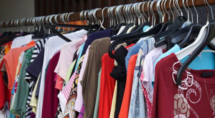 Tibio limpiar Mercado Dónde y cómo vender ropa usada