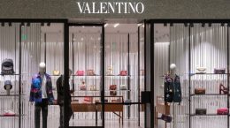 ¿En qué caracterizan los diseños de Valentino?