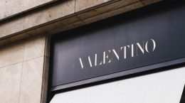 ¿Dónde fabrica la marca italiana Valentino?