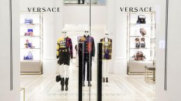 ¿Dónde fabrica la ropa Versace?