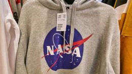 ¿Por qué el logo de la NASA es tendencia en muchas Marcas de moda?