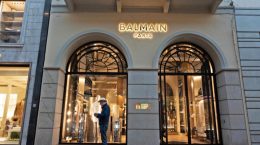 ¿Cuántas tiendas tiene Balmain en el mundo?